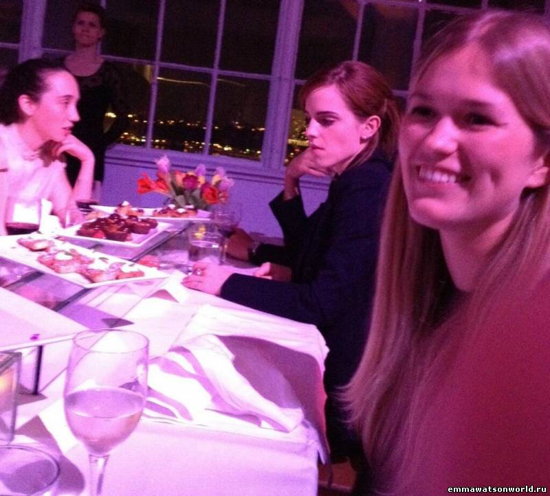 Emma Watson в ресторане Нью-Йорка, 8 мая 2013 года