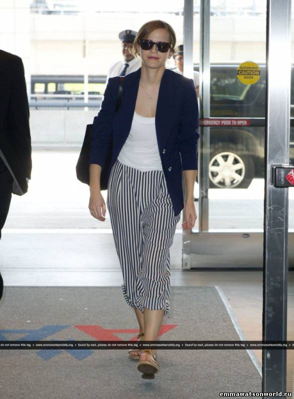 Emma Watson покинула Нью-Йорк 30 мая 2013 года
