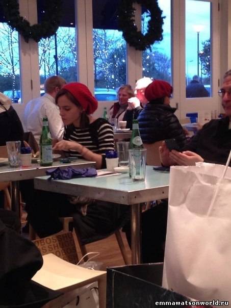 Красная шапочка Emma Watson в кафе Лондона